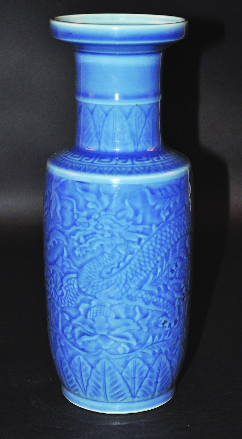 A 19TH/20TH CENTURY CHINESE BLUE GLAZED ROULEAU PORCELAIN VASE, the sides moulded beneath the