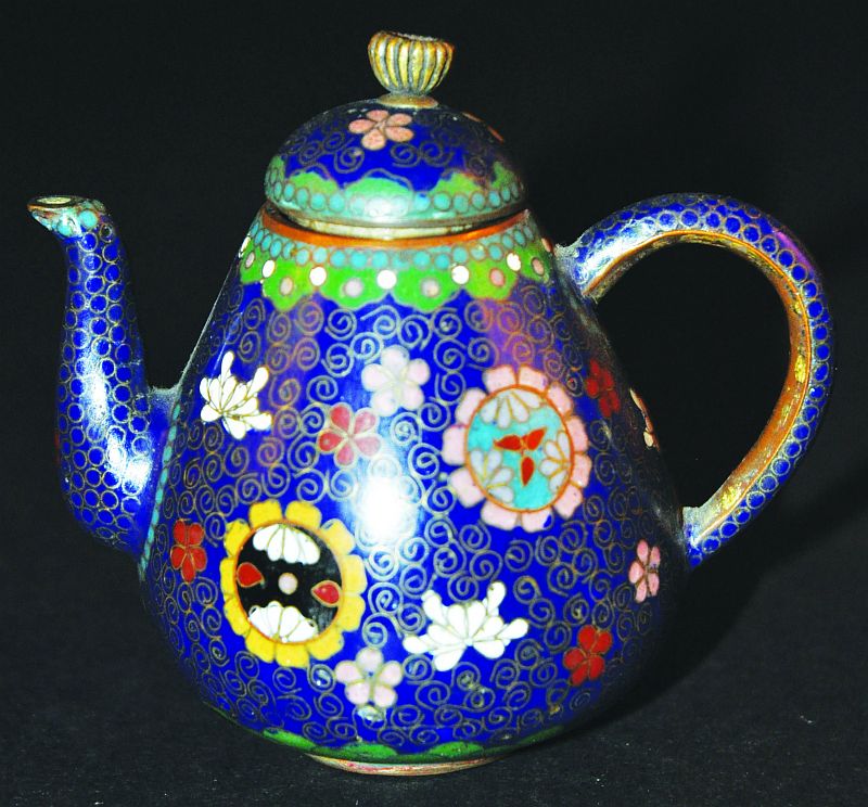 A SMALL JAPANESE CLOISONNÉ TEAPOT & COVER, circa 1900, 4in long & 3.5in high overall.