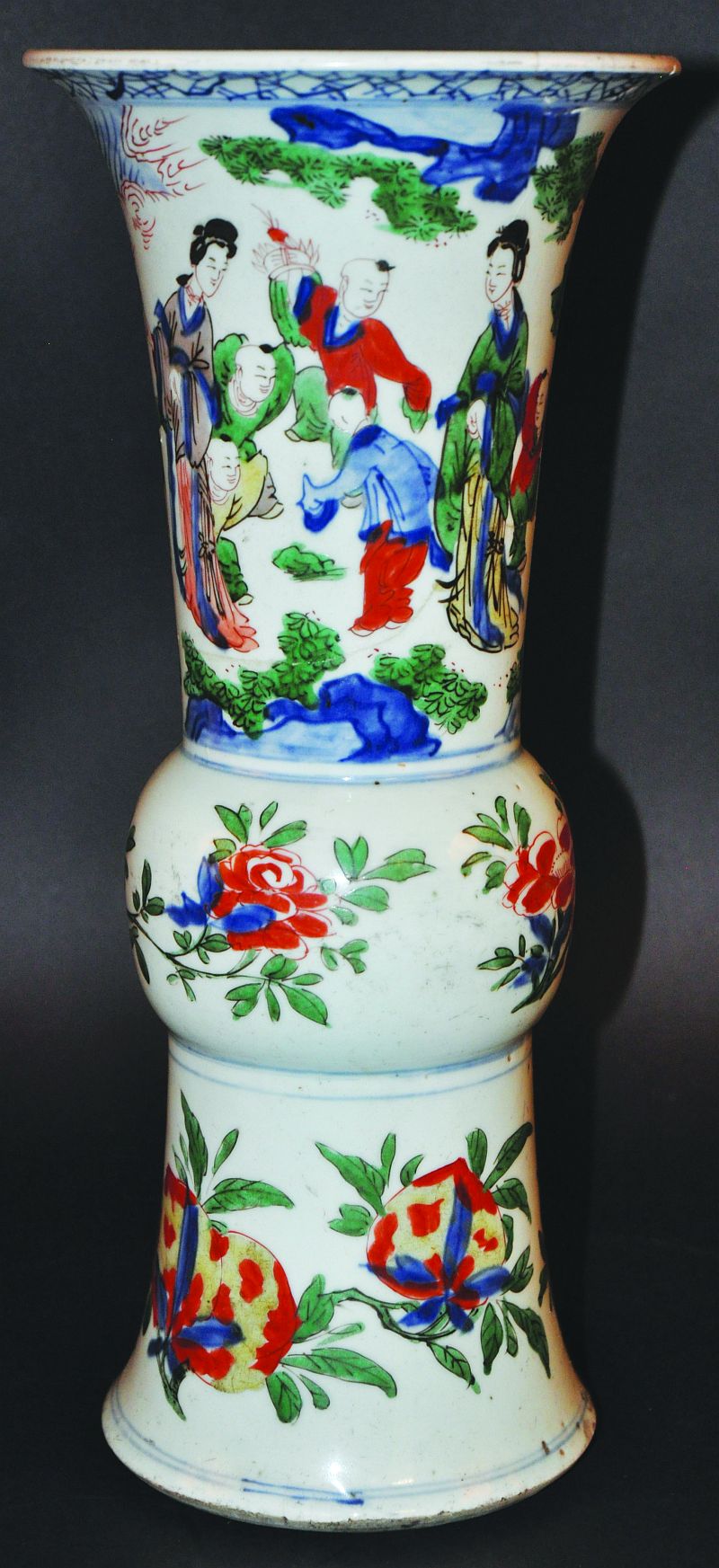 A 17TH CENTURY CHINESE TRANSITIONAL PERIOD WUCAI PORCELAIN GU VASE, the neck painted with a