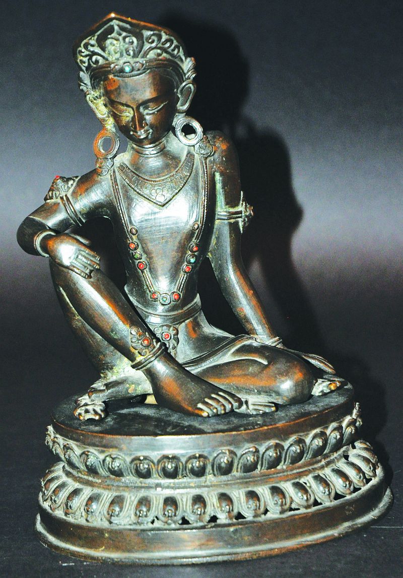 A GOOD 18TH CENTURY NEPALESE BRONZE SECTIONAL FIGURE OF INDRA, seated in lalitasana on a removable