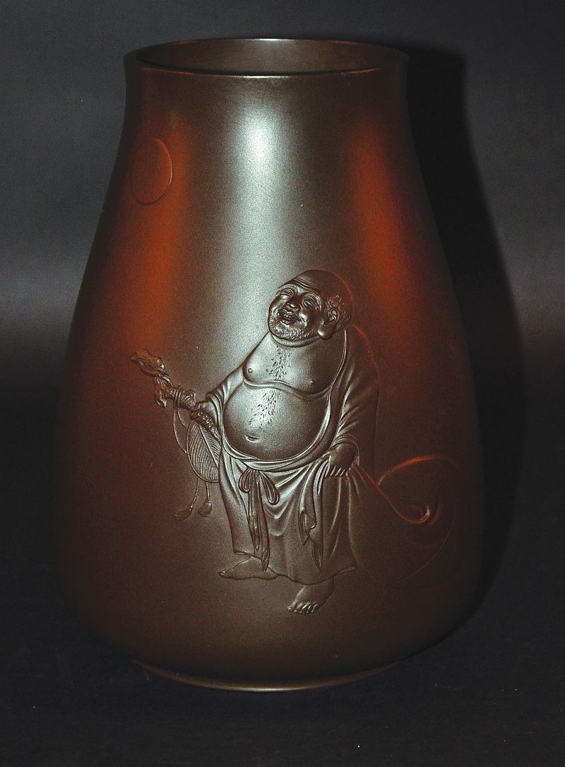 A GOOD QUALITY SIGNED JAPANESE TAISHO PERIOD BRONZE VASE, the sides decorated with Hotei and his bag