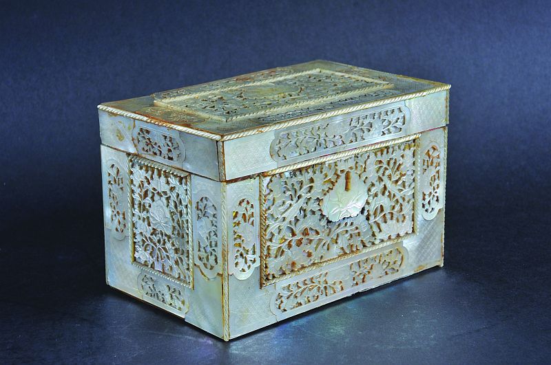 A GOOD EARLY 19TH CENTURY CHINESE MOTHER-OF-PEARL CASKET, circa 1800/40, the wood box onlaid with