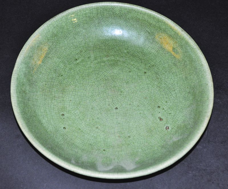 AN UNUSUAL 19TH/20TH CENTURY CHINESE CRACKLEGLAZE PORCELAIN DISH, applied with a pale green