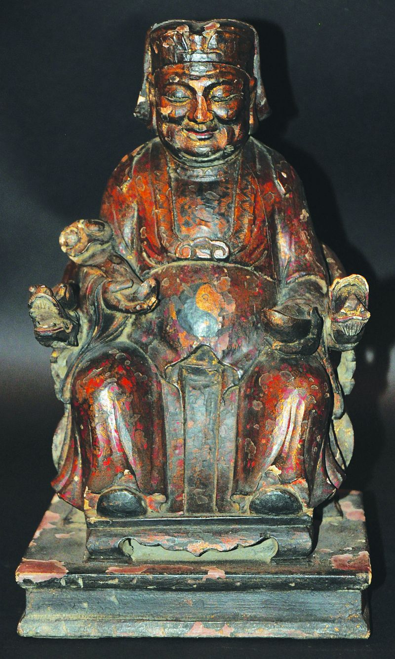 A 17TH-18TH CENTURY CHINESE LACQUERED, GILDED & CARVED WOOD FIGURE OF AN EMPEROR, of larger than