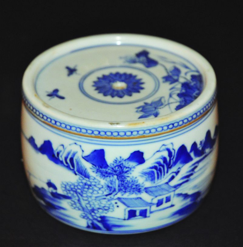 A CHINESE BLUE & WHITE PORCELAIN BARREL-FORM BOX & COVER, the sides painted with a river landscape