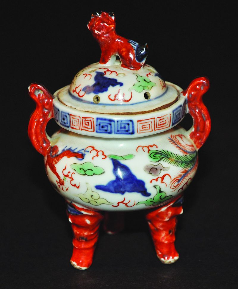 A SMALL CHINESE WUCAI PORCELAIN TRIPOD CENSER & COVER, the sides painted with two dragons