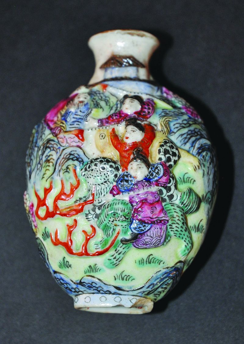 A 19TH CENTURY CHINESE FAMILLE ROSE MOULDED PORCELAIN SNUFF BOTTLE, unusually decorated with