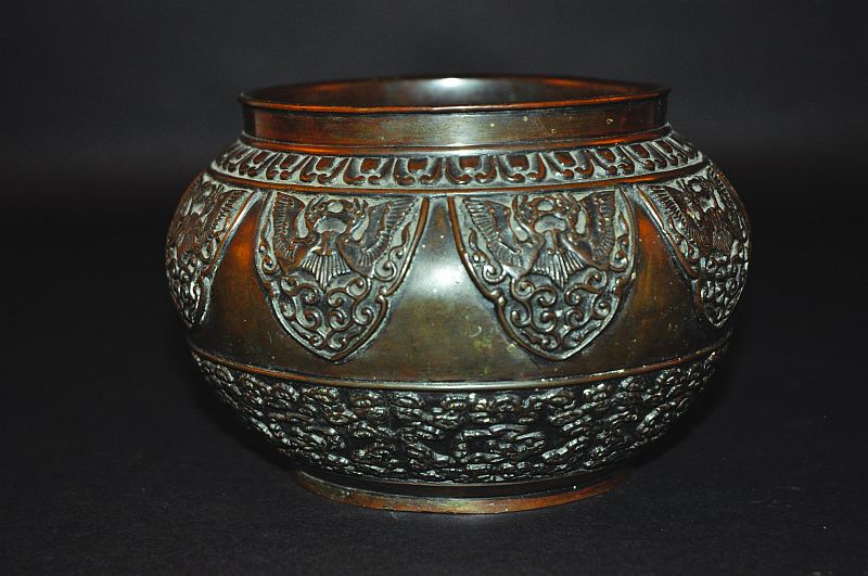 A 19TH/20TH CENTURY JAPANESE BRONZE JARDINIÈRE, the sides with ho-ho lappet panels above a dragon