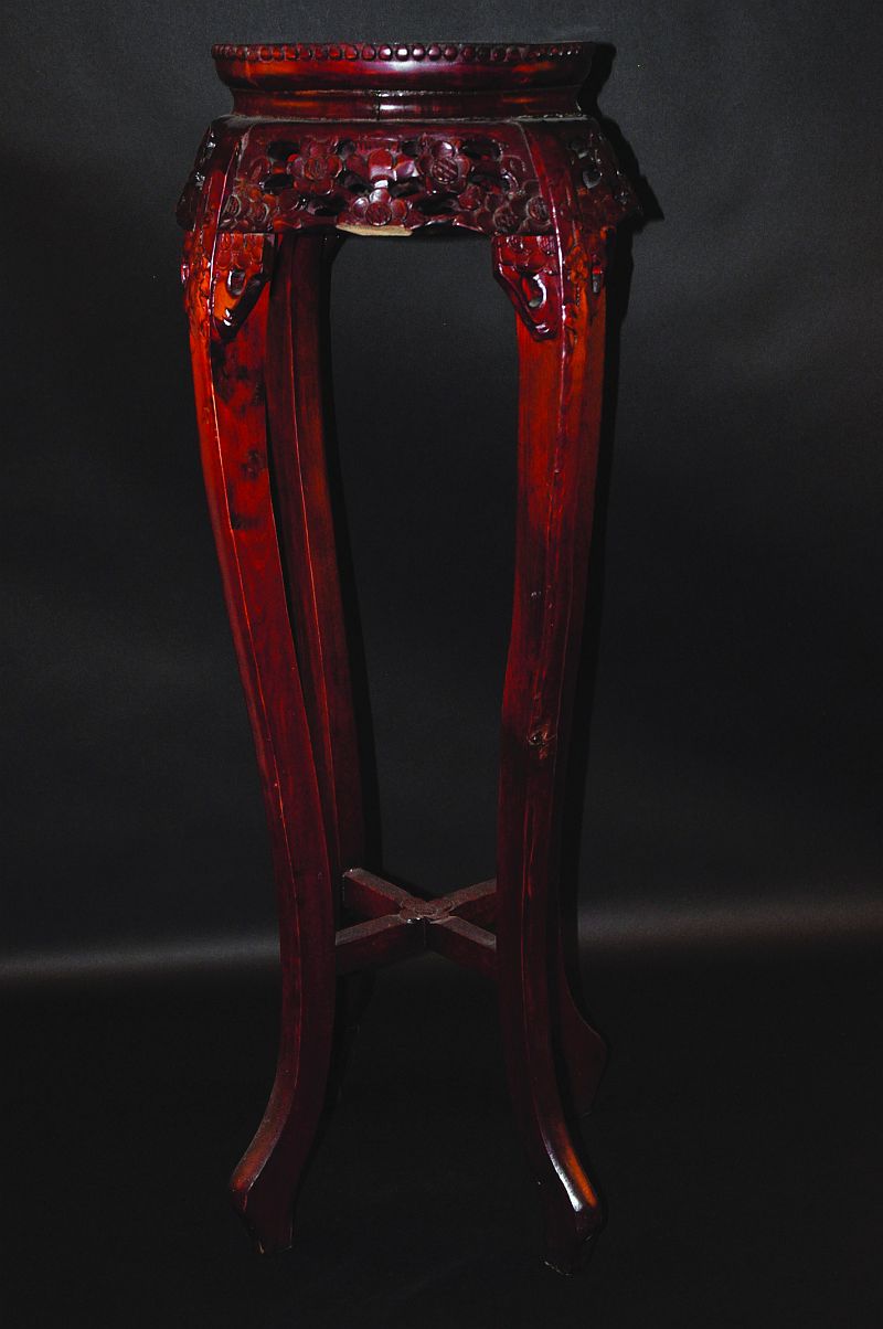 A SLENDER EARLY 20TH CENTURY CHINESE CARVED WOOD VASE STAND WITH AN INLAID MARBLE TOP, the frieze