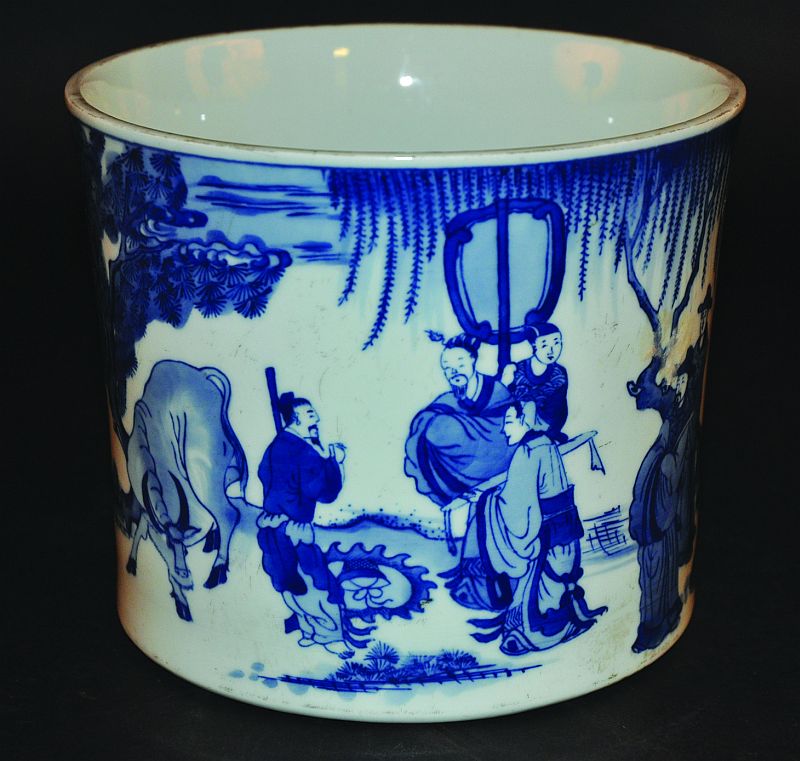 A LARGE CHINESE BLUE & WHITE PORCELAIN BRUSHPOT, the slightly waisted sides decorated with a