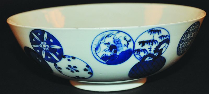 A 19TH/20TH CENTURY CHINESE BLUE & WHITE PORCELAIN BOWL, the rounded exterior sides painted with a