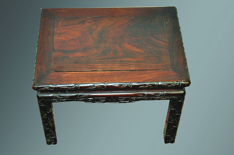 A GOOD 18TH/19TH CENTURY CHINESE REDWOOD RECTANGULAR TOP TABLE, with crossbanded top, key pattern to