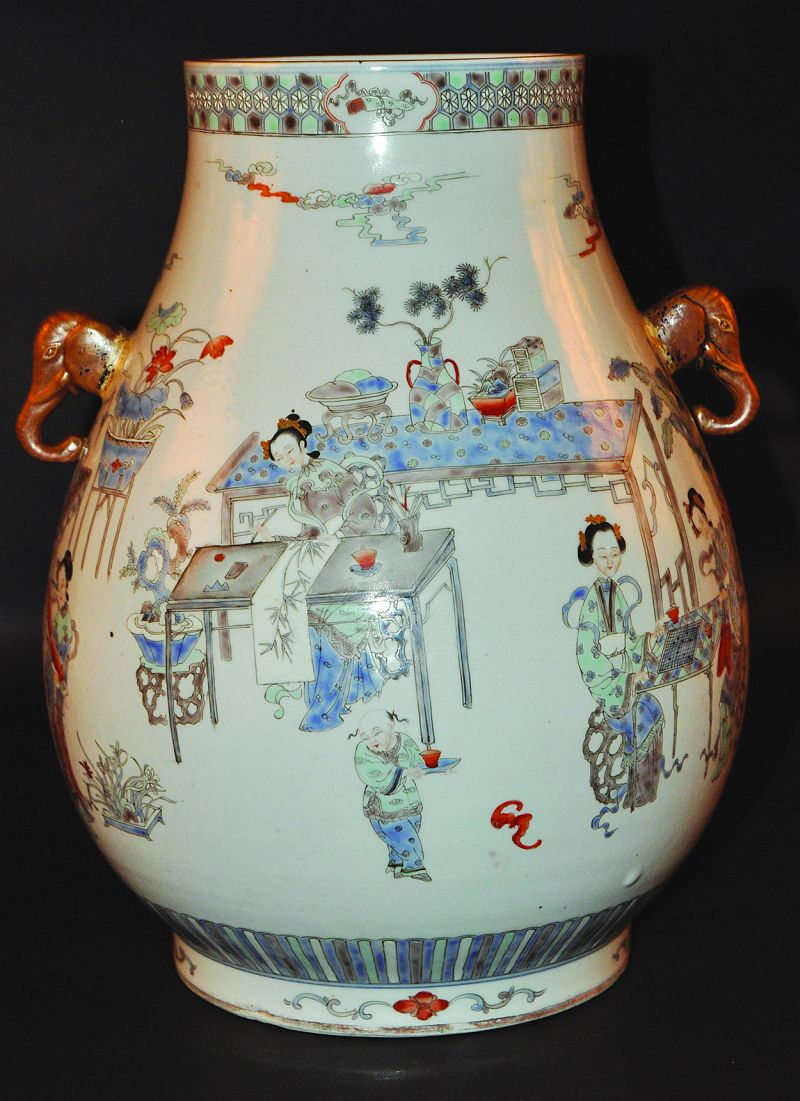 A GOOD QUALITY LARGE CHINESE PORCELAIN HU VASE, the sides well painted with a continuous scene of