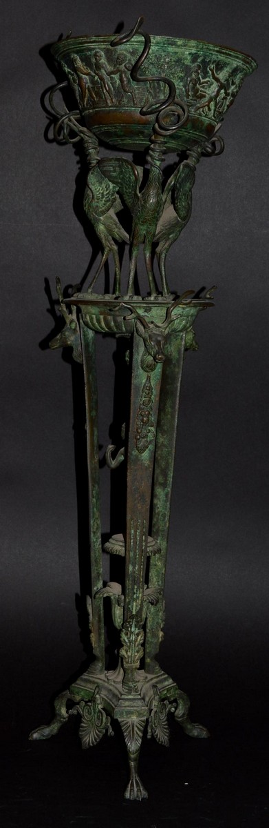 A VERY GOOD GRAND TOUR BRONZE BRAZIER with classical decoration, three birds holding the brazier