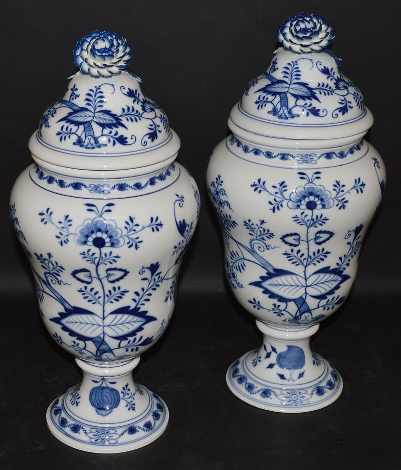 A GOOD PAIR OF MEISSEN BLUE AND WHITE ONION PATTERN VASES AND COVERS with all-over pattern, the