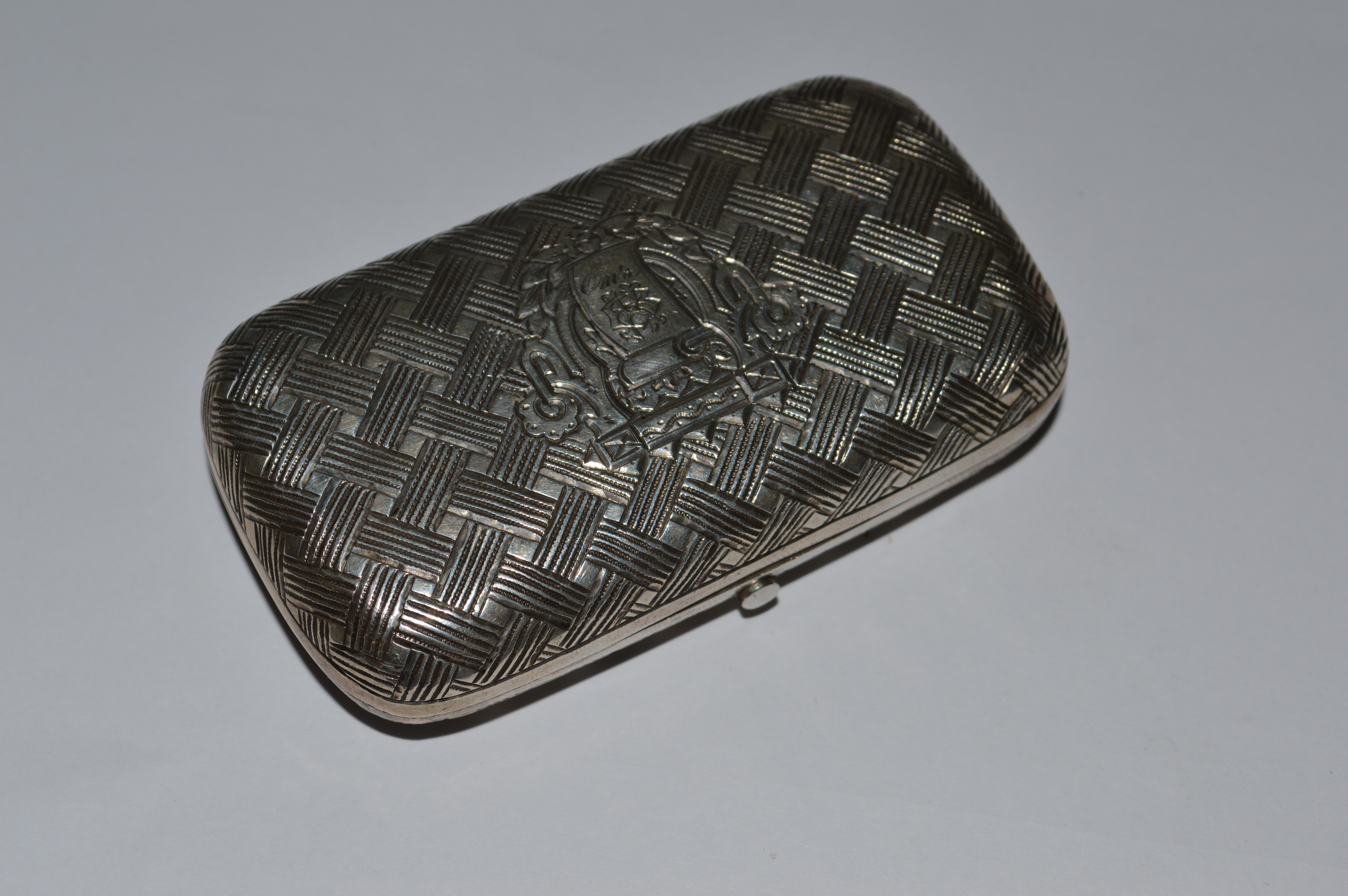 A GOOD 19TH CENTURY RUSSIAN SNUFF BOX, 1884. 3.5ins.