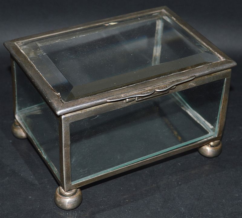 A GLASS SIDED SILVER FRAMED BOX on bun feet. 4.75ins wide. London 1906.