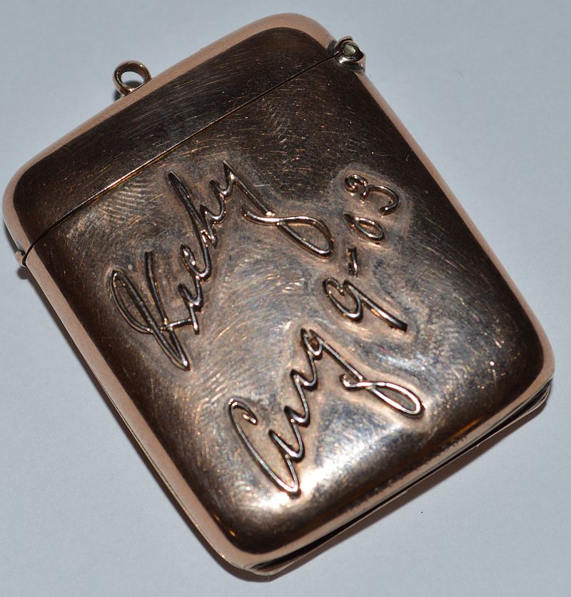 A 9CT GOLD VESTA CASE with inscription in relief. Vicky, Aug. 9-03. 40gms.