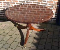 Round Regency style mahogany pedestal table with sabre legs