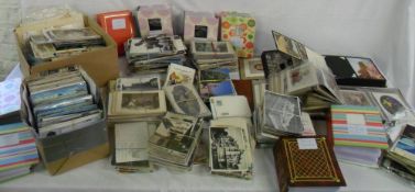 Lg collection of mainly modern & foreign postcards (2 boxes)