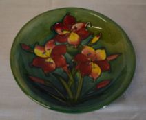 Moorcroft plate with impressed mark 'Potter to HM the Queen'  and green signature d 18.5 cm