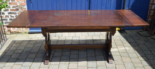 Extending refectory table