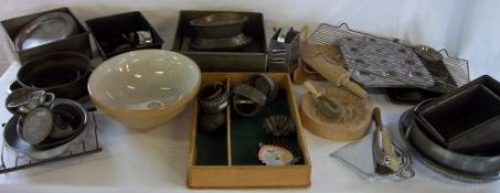 2 boxes of vintage kitchenalia inc baking tins & crumb tray