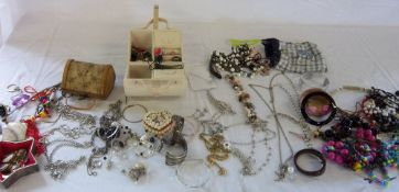 Quantity of costume jewellery