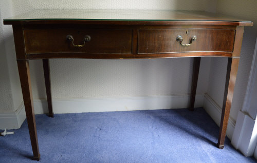 Early 20th cent Geo reproduction serpentine fronted side table with glass top