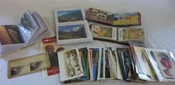 Box of postcards & albums mainly modern