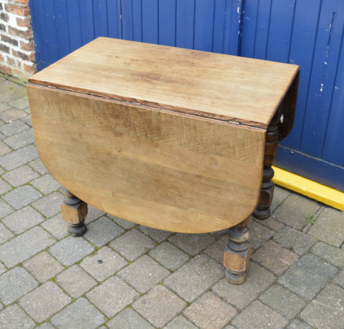 Drop leaf table