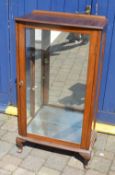 Sm mirror back display cabinet with cabriole legs