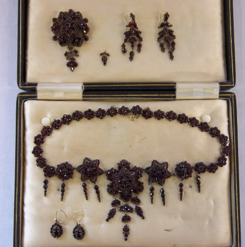 Garnet necklace, brooch & earrings