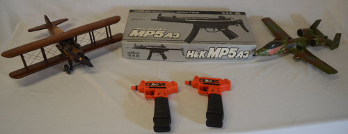 2 model airplanes, pr of 'Zap It' water pistols & H&K MP5 A3 airsoft gun