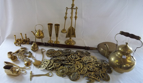 Assorted brassware inc kettle, warming pan & horse brasses