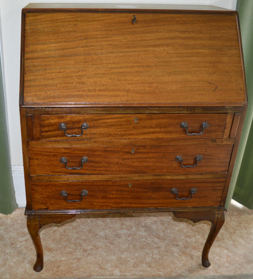 Early 20th Cent Mah Bureau with cabriole legs