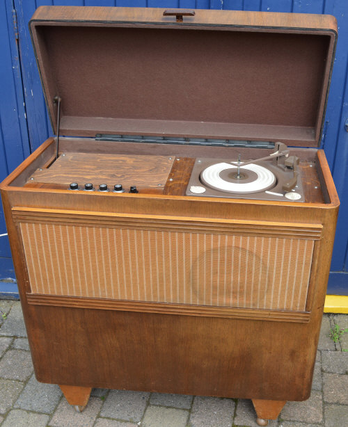 Art deco radiogram (missing radio)