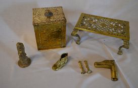 Various brass items inc trivet, miniature table, boot etc