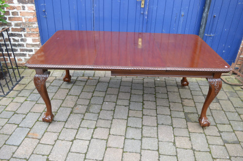 Early 20th cent mah extending dining table with 2 leaves, gadrooned edge, ball & claw feet