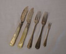 3 silver forks & 2 silver collared knives with mother of pearl handles (af), total weight 5oz, Geo