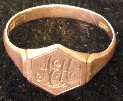 9ct rose gold signet ring 'AEH' approx 3g, size V