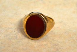 9ct gold carnelian signet ring, size O, total weight 5g