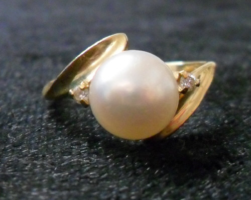 18ct gold pearl and diamond ring, size M