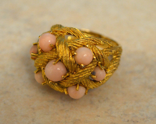 18ct gold & coral ring, size O 1/2, approx weight 11.8g