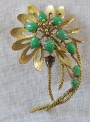 14ct gold and jade brooch (1 stone missing)