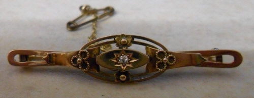 15ct gold pin brooch with centre diamond