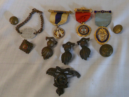 Various badges, medals & buttons