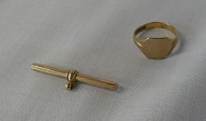 9ct gold ring & T bar, approx weight 5g