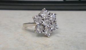 9ct white gold 0.45ct diamond daisy ring, ring size P