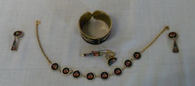 Matching costume jewellery inc brooch, necklace etc